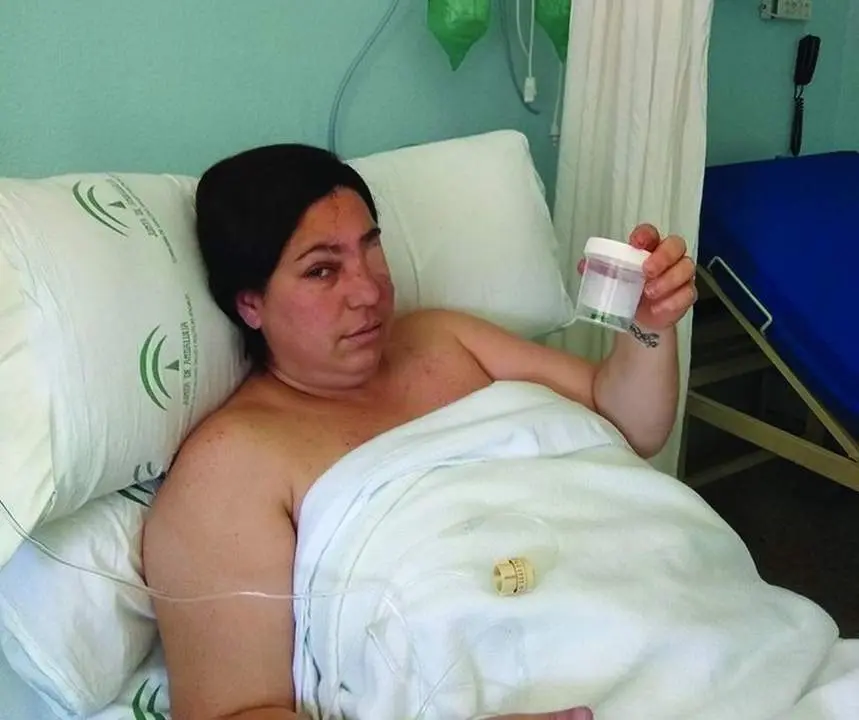 Roc&iacute;o V&aacute;zquez en el Hospital Puerta del Mar tras ser intervenida este jueves.  - Cedida
