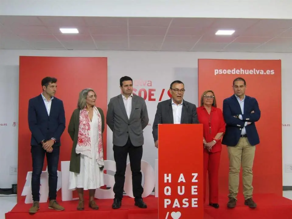 Ignacio Carballo, junto a los diputados y senadores del PSOE por Huelva electos. - VH