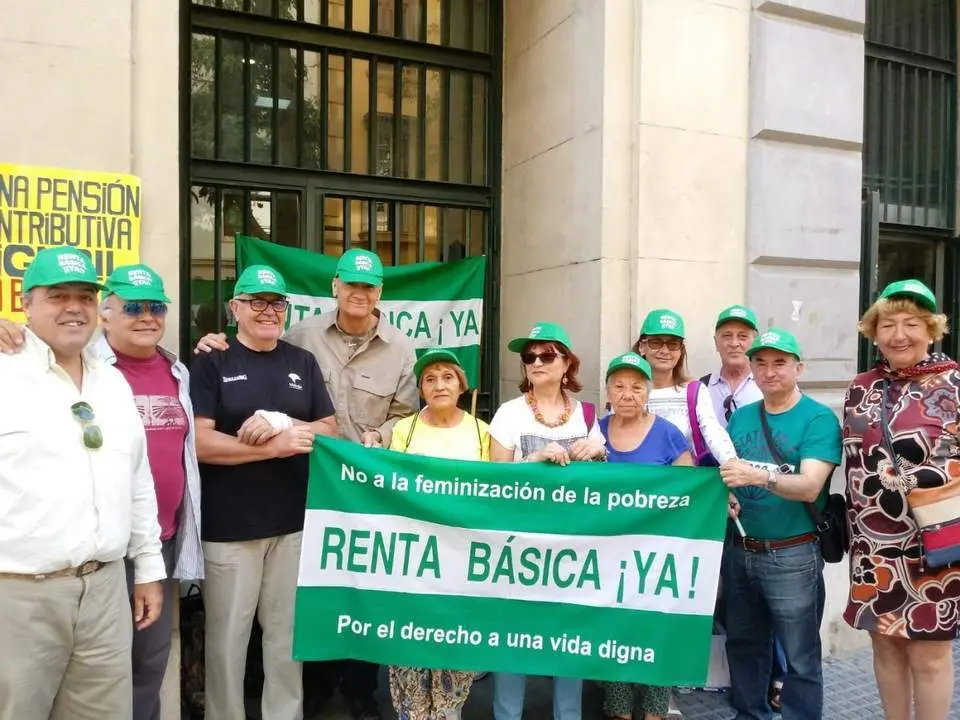 Concentraci&oacute;n de &lsquo;Los lunes al Sol&rsquo; del colectivo Renta B&aacute;sica. - olmedilla