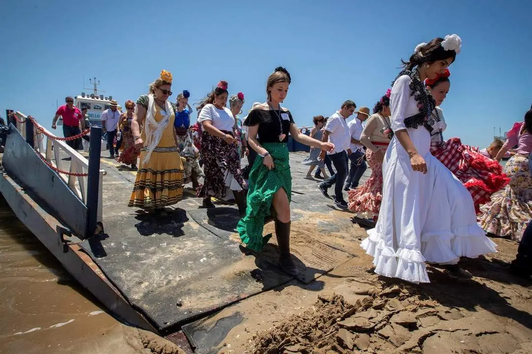 Rocieros gaditanos desembarcando en la playa de Malandar. - Informaci&oacute;n.