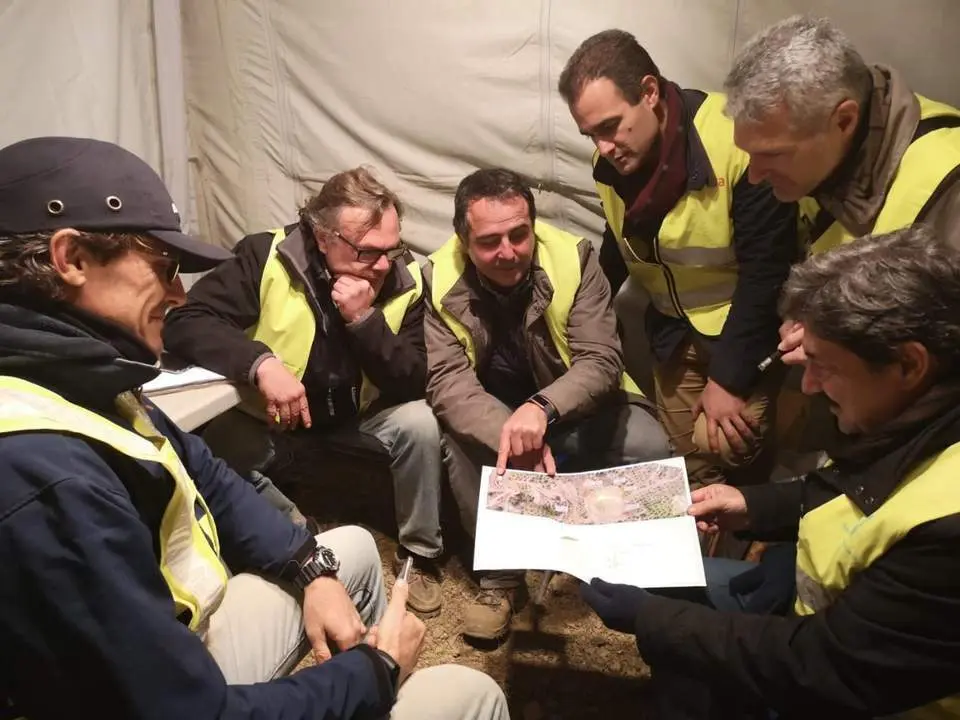 Equipo de ingenieros.  - VM