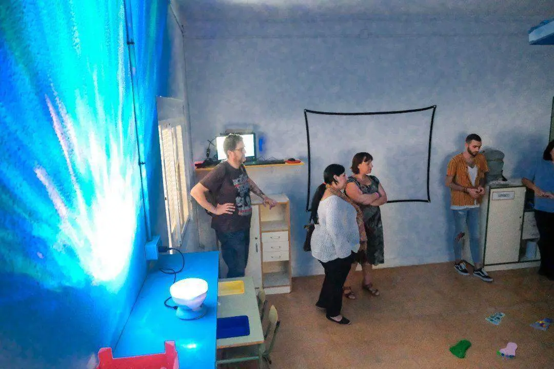 Visita de Ana Fern&aacute;ndez al aula multisensorial puesto en marcha en el CEIP Tierno Galv&aacute;n. - 