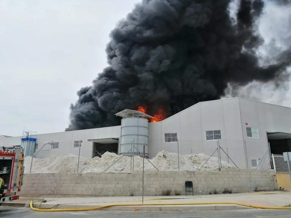 Nave incendiada. - Europa Press