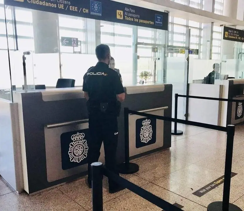 Control del aeropuerto.  - VM