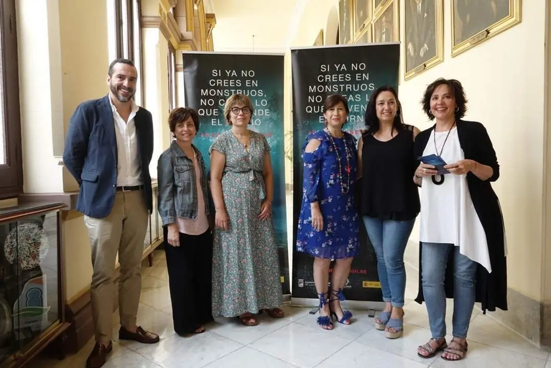  La concejala de Igualdad, Gemma del Corral (3d), informa sobre la campa&ntilde;a. - vm