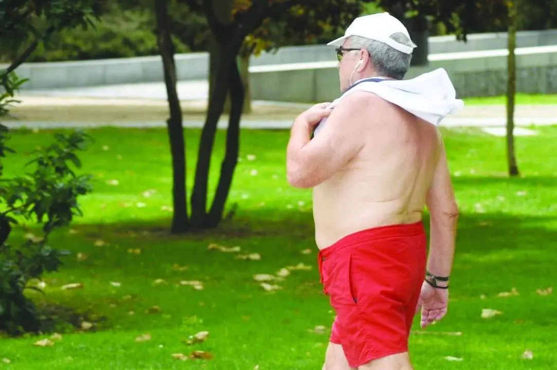 HOMBRE DESCAMISADO ANTE EL CALOR.  - VM