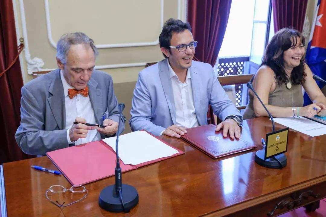 Firma del convenio. - AC