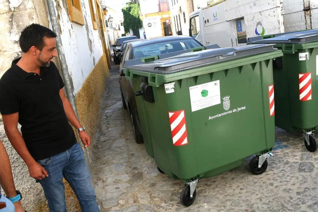 Jos&eacute; Antonio D&iacute;az, revisando contenedores en la v&iacute;a p&uacute;blica - Andaluc&iacute;a Informaci&oacute;n