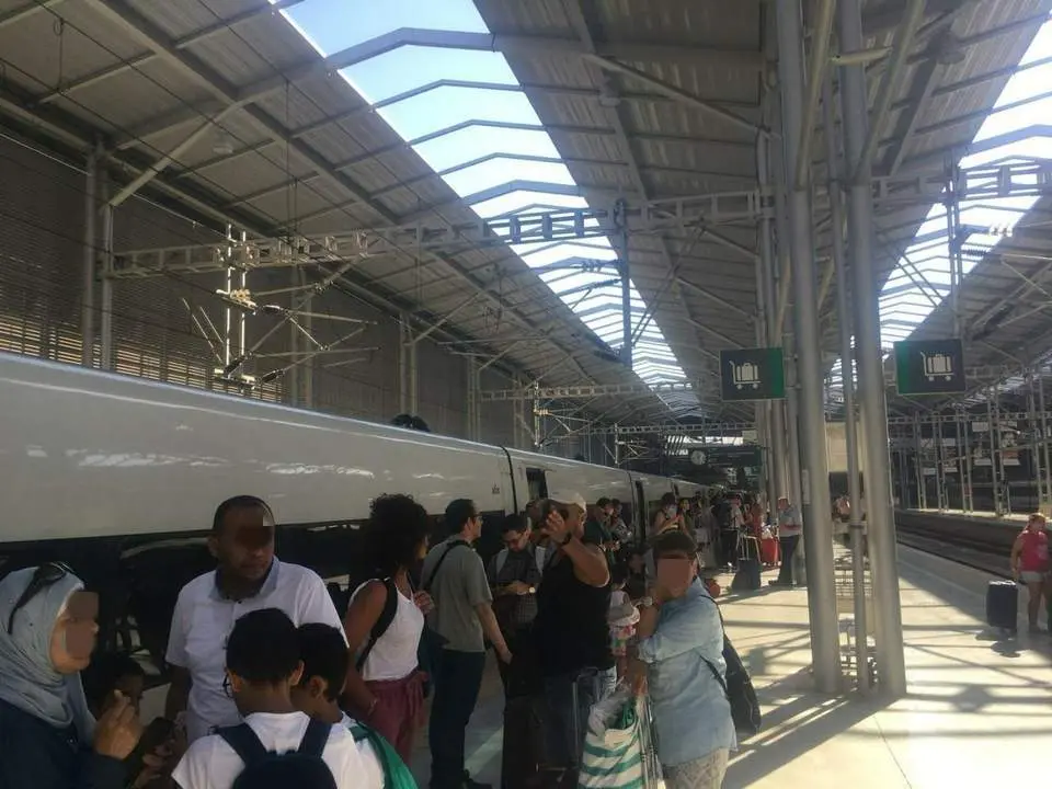 Pasajeros del AVE M&aacute;laga-Madrid. - EP
