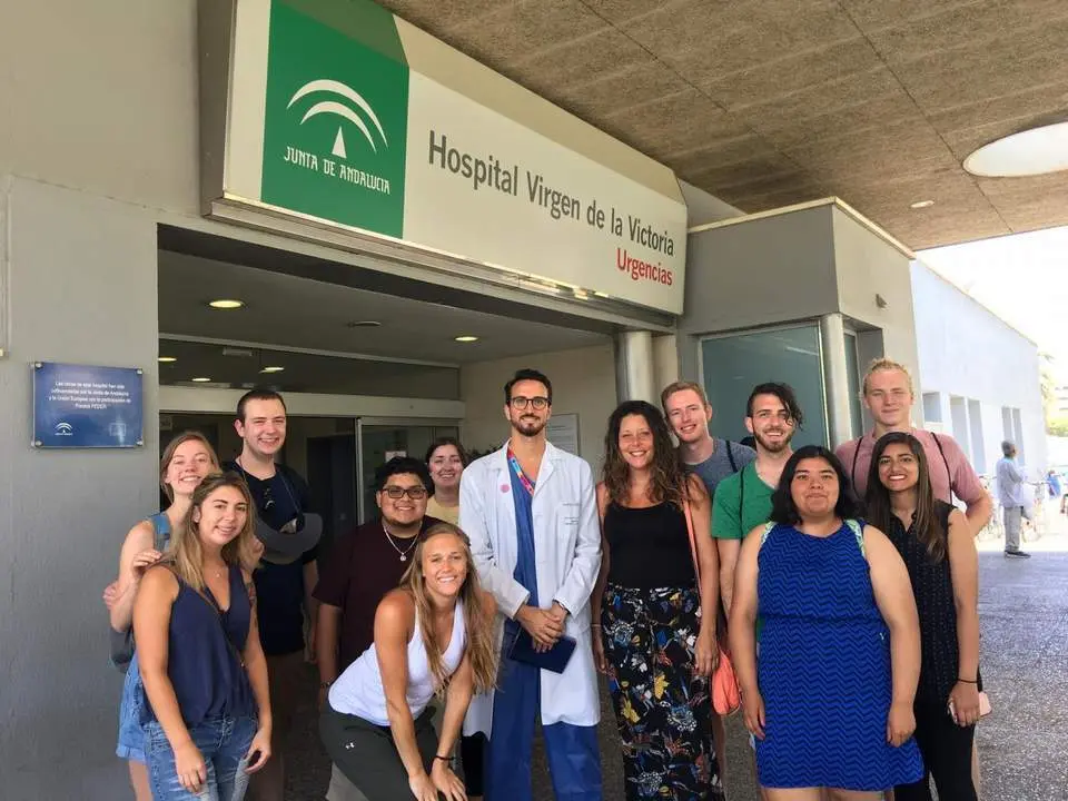 Estudiantes de USA conocen el sistema de salud en el Hospital Cl&iacute;nico