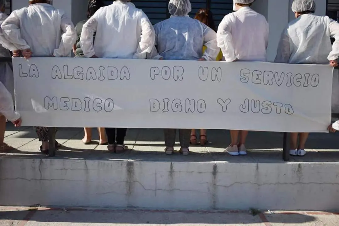 Una de las protestas ante el Consultorio M&eacute;dico de La ALgaida - A. I.
