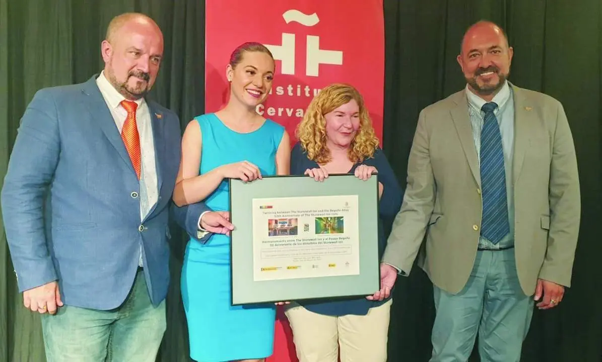 Jorge P&eacute;rez y Juan Carlos Parrilla, de la Asociaci&oacute;n Pasaje Bego&ntilde;a, junto a Stacy Lentz, copropietaria del Stonewall Inn de Nueva York. - Jorge P&eacute;rez