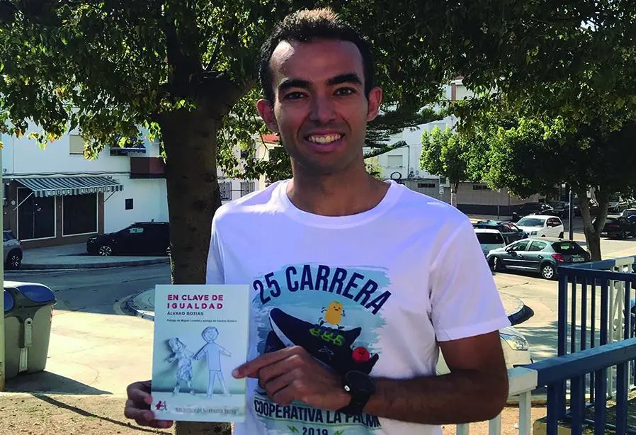 &Aacute;lvaro Botias con su segundo libro.  - VM