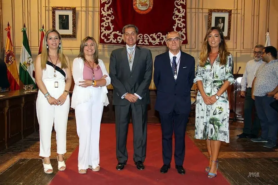 Ana Cristina G&oacute;mez (primera por la derecha) junto al resto de ediles. - Informaci&oacute;n.