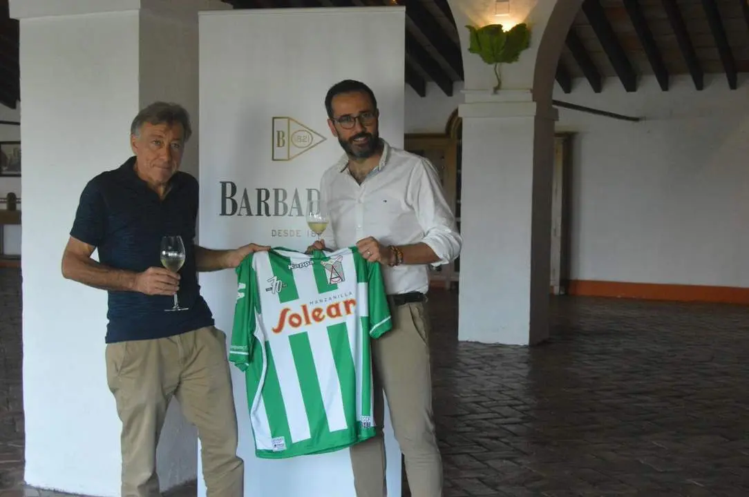 Claudio Ara&ntilde;&oacute; y Miguel Gonz&aacute;lez tras certificar el acuerdo - A. I.