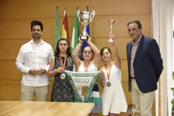 El alcalde y el edil de Deportes reciben a Mar&iacute;a Mar&iacute;n y Julia Fern&aacute;ndez. - ROHU