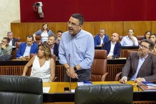 Mario Jim&eacute;nez, junto a Susana D&iacute;az en su &uacute;ltima intervenci&oacute;n en el Parlamento. - EFE