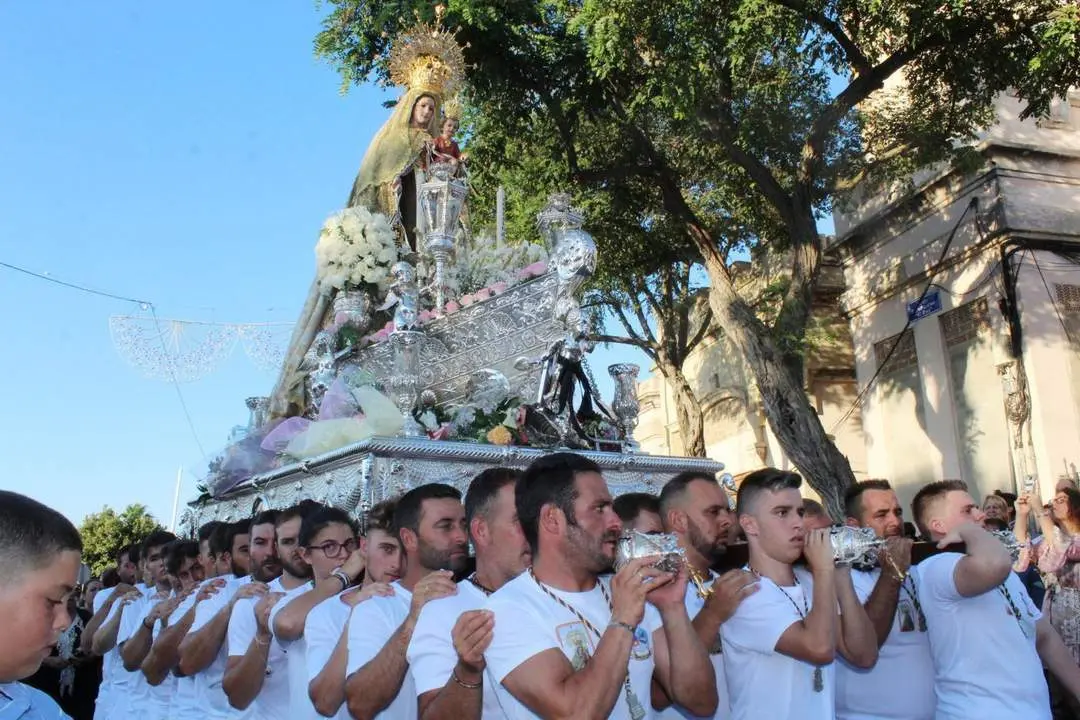 Los costaleros avanzan con la Virgen junto al Castillito - Ra&uacute;l J. Bustillos