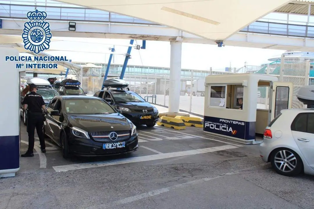 Control de veh&iacute;culos y pasajeros en el puerto de Almer&iacute;a. - AI