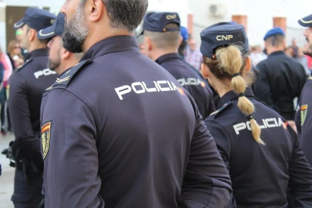 Polic&iacute;a Nacional. - EP
