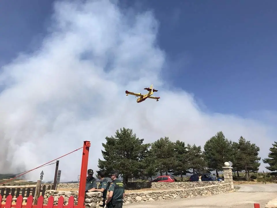 Los bomberos trabajan en ambos incendios. - EP