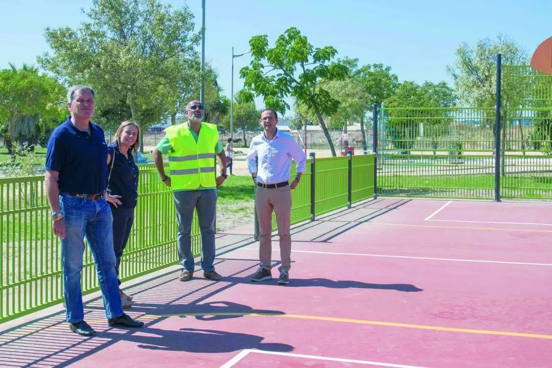 Javier Porr&uacute;a, Inmaculada Mu&ntilde;oz y V&iacute;ctor Mora supervisando el entorno - A. I.
