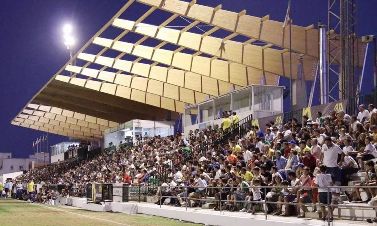 La grada principal de El Palmar en el amistoso Atl&eacute;tico Sanluque&ntilde;o - C&aacute;diz - ASCF
