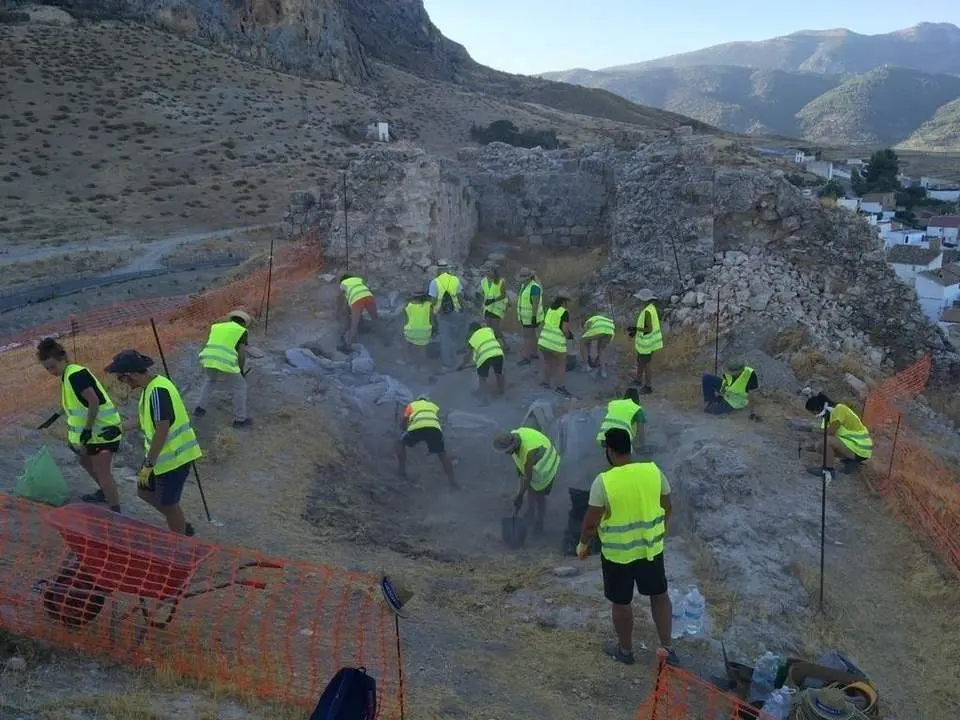 Voluntarios en el Castillo de Bedmar. - EP