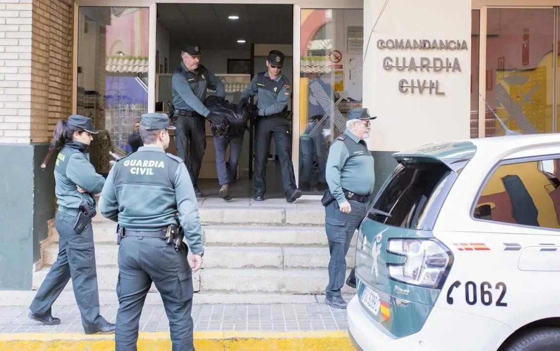 Bernardo Montoya sale de la Comandancia de la Guardia Civil de Huelva. - EP