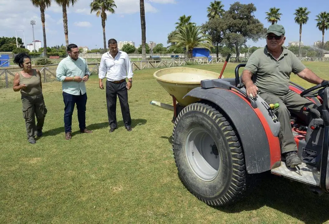 El delegado de Deportes supervisando las actuaciones en la Pradera de Chap&iacute;n.  - Jerez.es