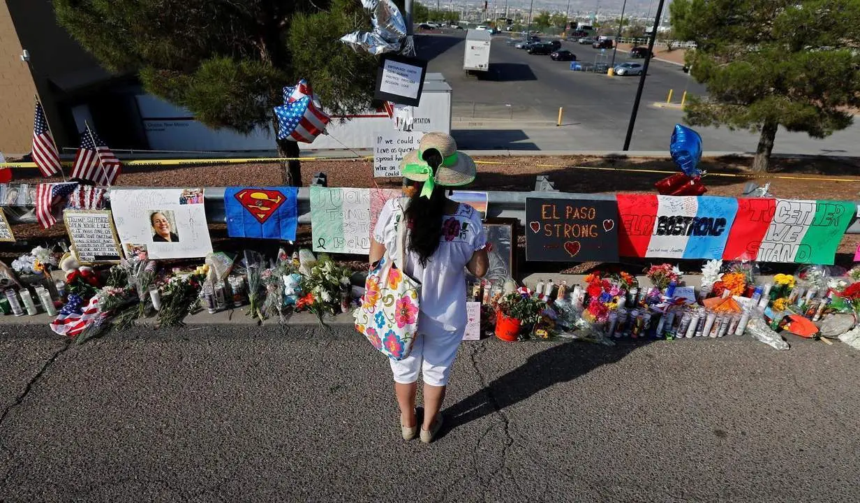 Una mujer permanece ante el memorial en la zona del tiroteo. - EFE
