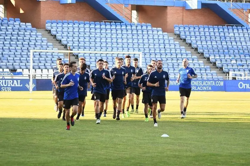 Futbolistas del Recreativo de Huelva durante un entrenamiento. - VH