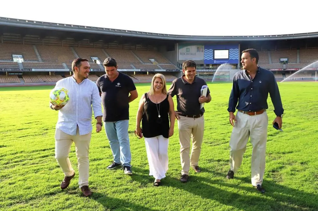 La alcaldesa y el delegado de Deportes supervisaron ayer la recta final de los trabajos.  - Jerez.es