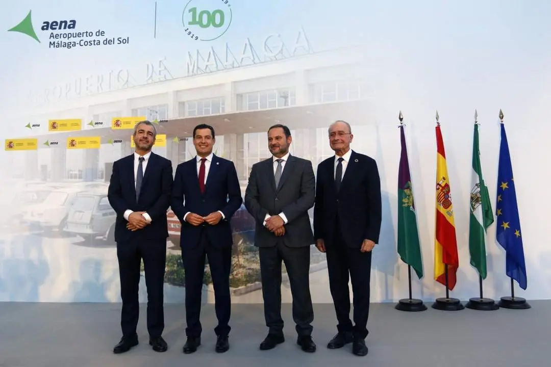 El presidente de Aena, Maurici Lucena; el presidente de la Junta, Juanma Moreno; el ministro de Fomento, Jos&eacute; Luis &Aacute;balos, y el alcalde, Francisco de la Torre. - ep