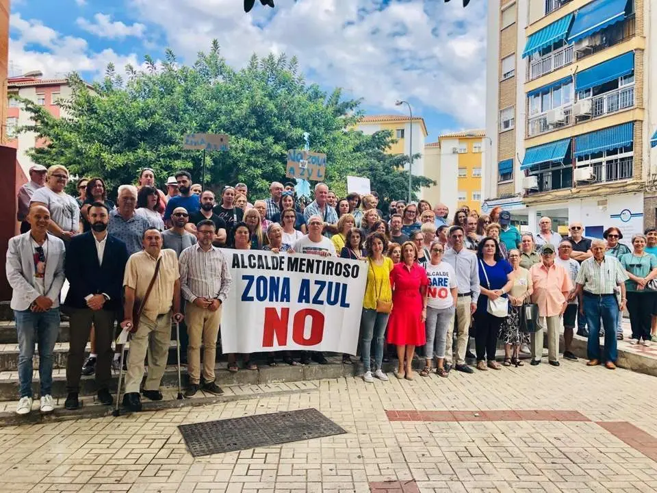 Manifestaci&oacute;n en Cruz de Humilladero en contra de la zona azul. - vm