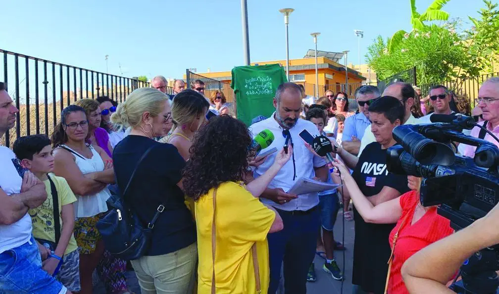 Jorge Gil, presidente del AMPA del colegio marbell&iacute;, atendi&oacute; a los medios. - JG