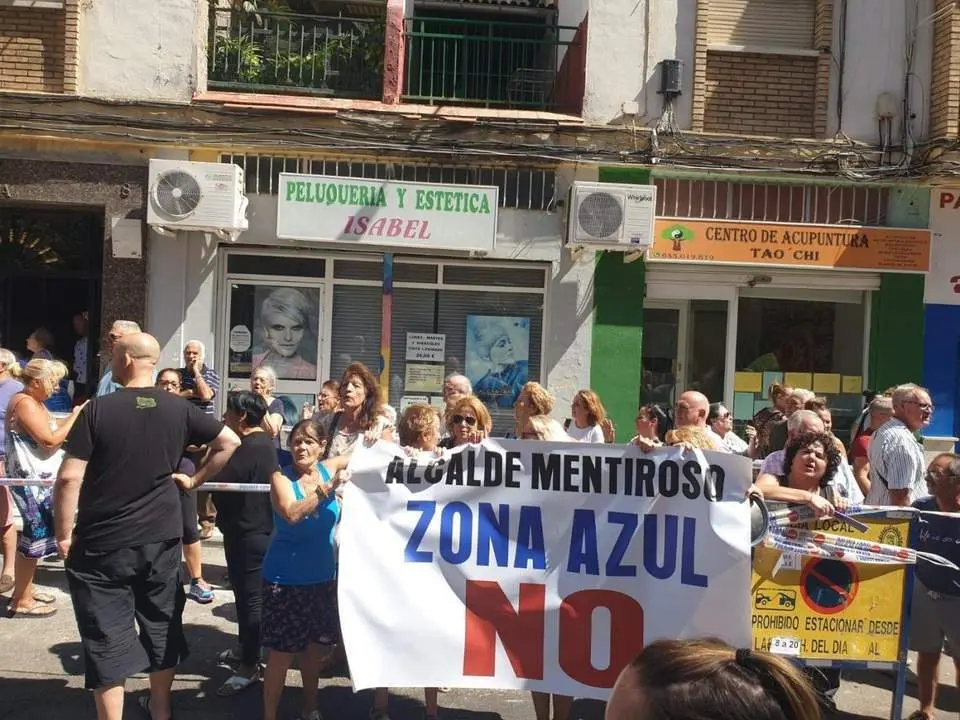Vecinos se manifiestan contra la implantaci&oacute;n del SARE en Cruz de Humilladero. - vm