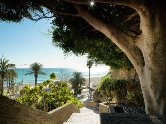 Vista del paseo mar&iacute;timo y la playa de El Bajondillo. - ROHU
