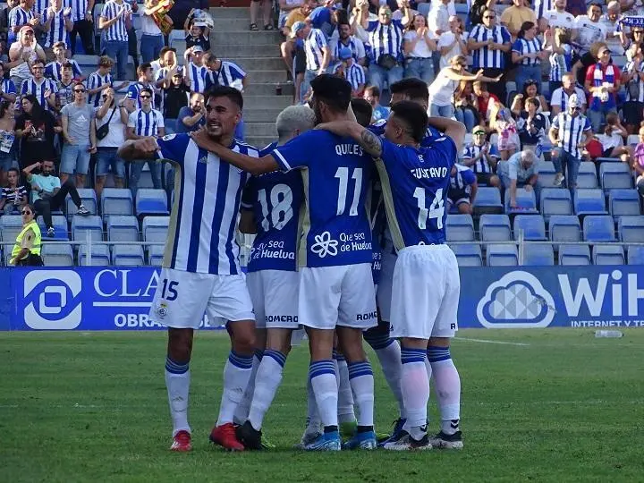 Diego Jim&eacute;nez y Gustavo celebrando con sus compa&ntilde;eros un gol ante el UCAM - TENOR