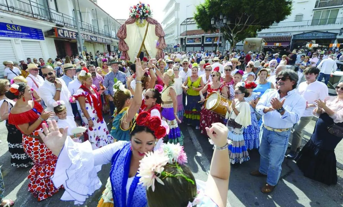 Uno de los momentos del recorrido de la Romer&iacute;a de San Miguel de Torremolinos. - ROHU