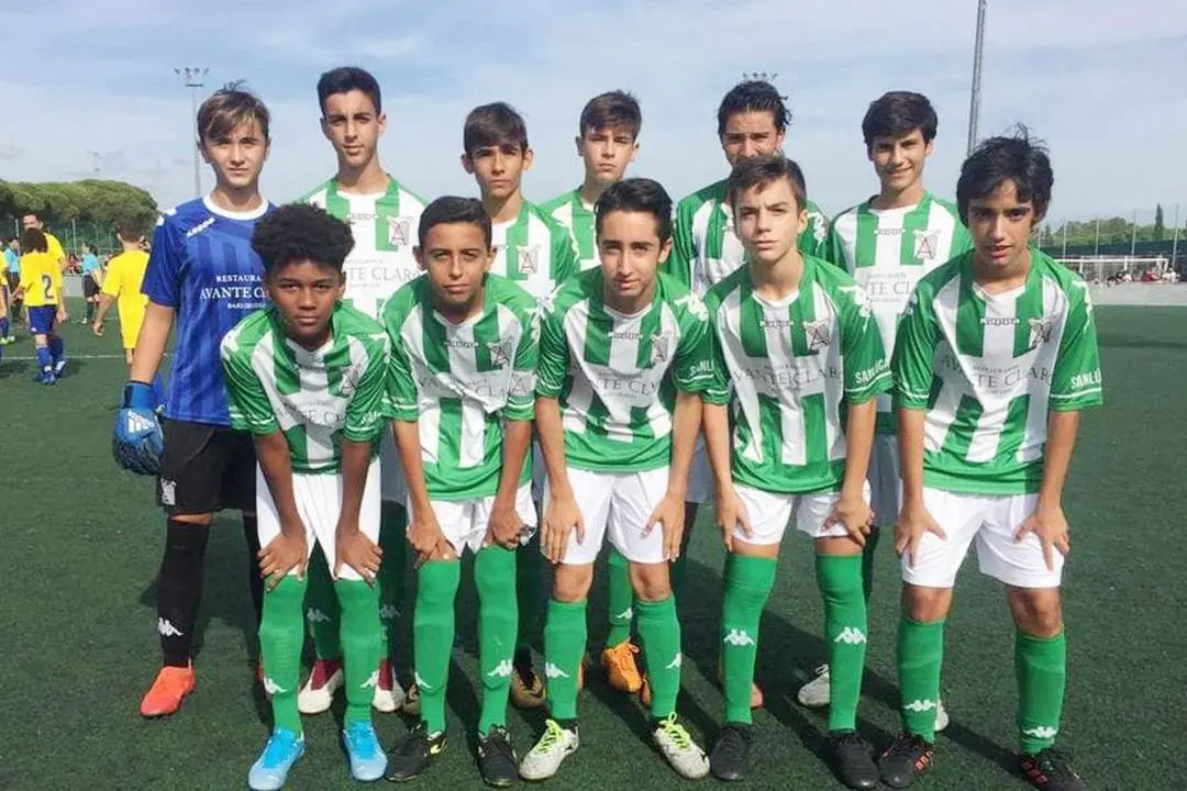 El equipo infantil A del Atl&eacute;tico Sanluque&ntilde;o en su visita al C&aacute;diz - A. I.