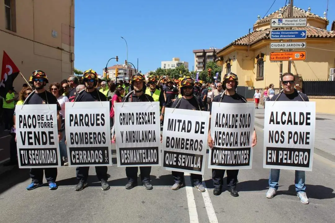 Imagen de archivo de una antigua protesta de los bomberos en M&aacute;laga. - @bomberosenmalagaenlucha
