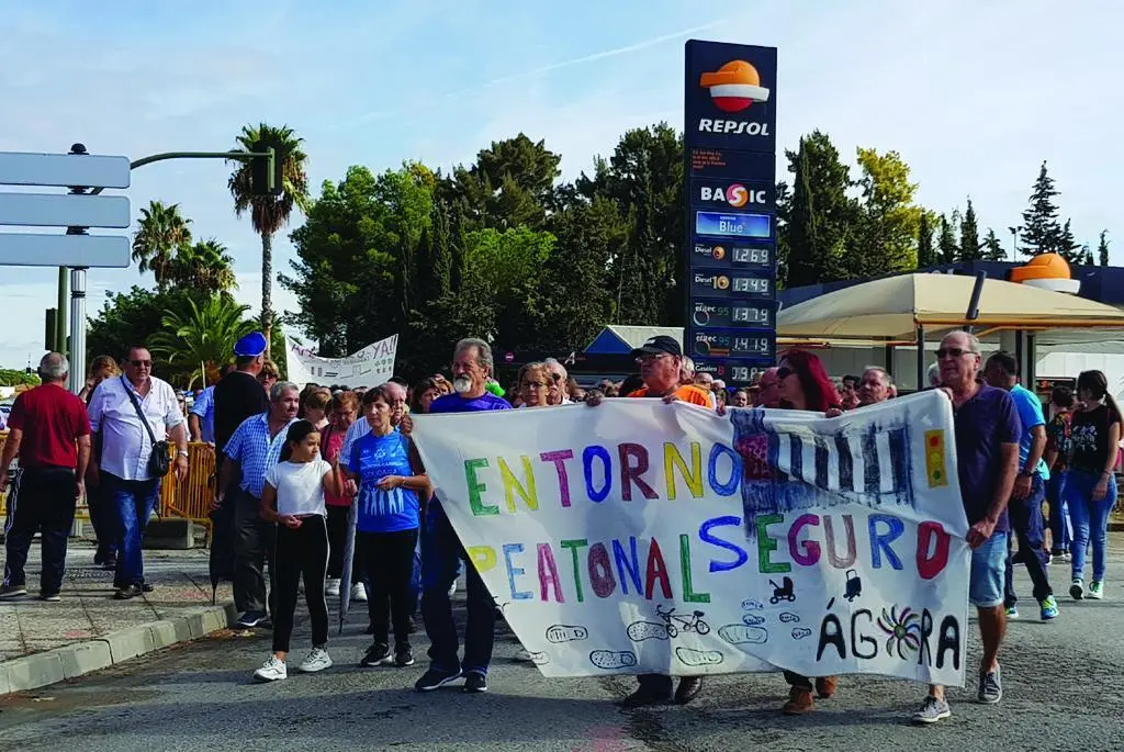 Los vecinos de Guadalcac&iacute;n reclamaron el domingo mejoras en los accesos peatonales.  - Viva