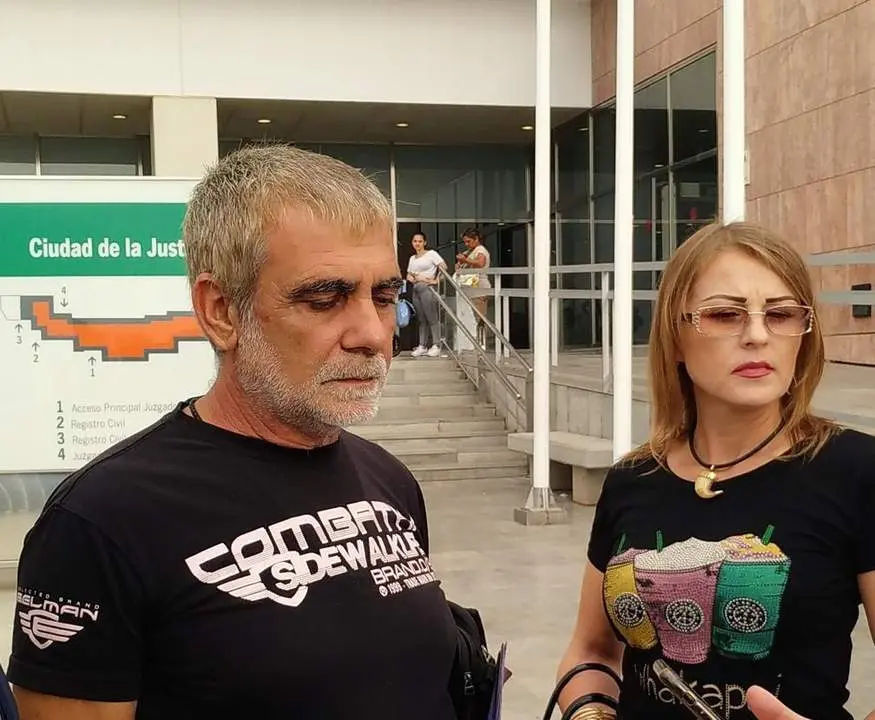 La expareja de Luc&iacute;a Garrido atiende a los medios antes de entrar en el juicio. - ep