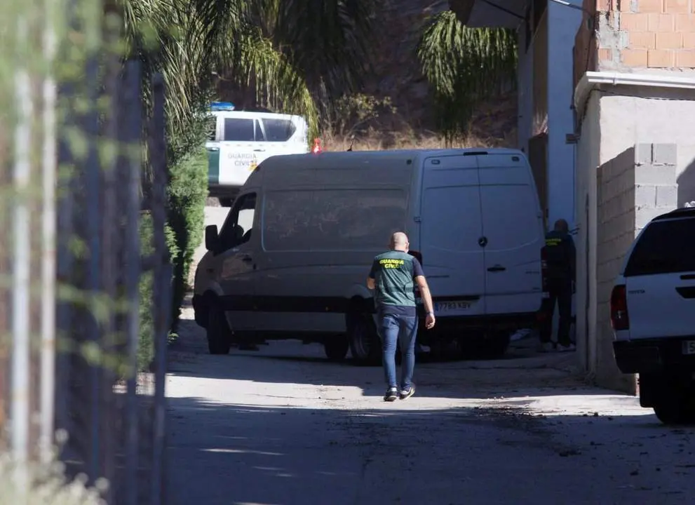 Agentes de la Guardia Civil en el exterior de la casa de la pareja sentimental de Dana Leonte. - C.D&iacute;az/EFE