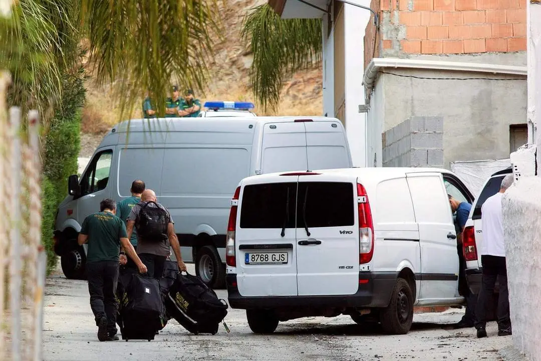 Agentes de la Guardia Civil registran, por segundo d&iacute;a consecutivo, la vivienda del joven S.R.G, pareja sentimental de Dana Leonte. - efe