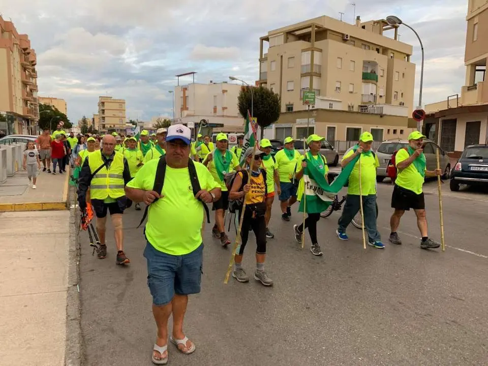 Los pensionistas al iniciar su marcha a pie en Rota - Viva Rota