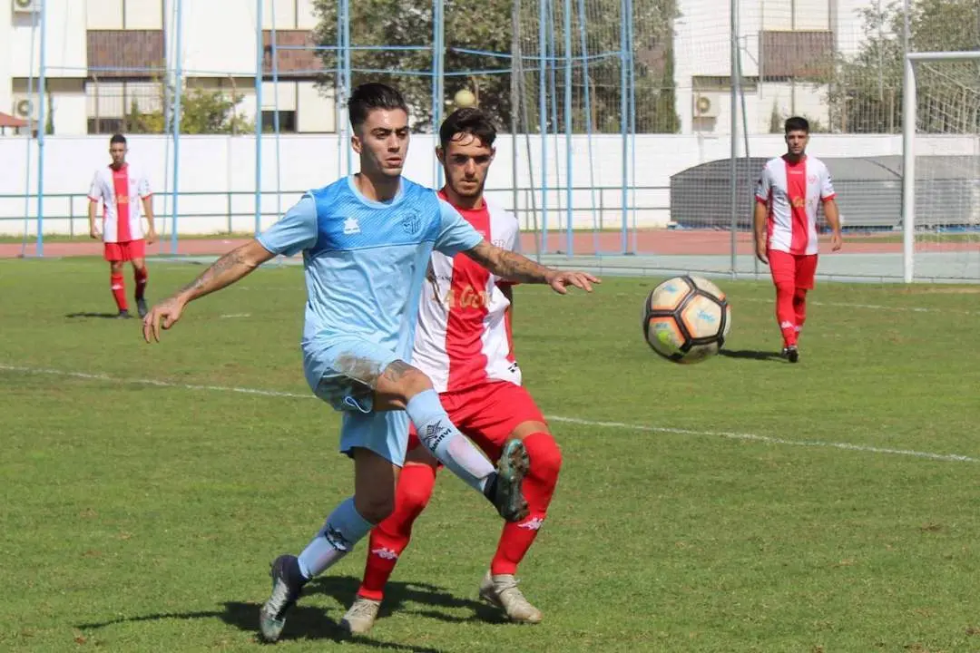 Cristian Tejero y Ra&uacute;l Gal&aacute;n pugnanpor controlar el bal&oacute;n - Ra&uacute;l J. Bustillos