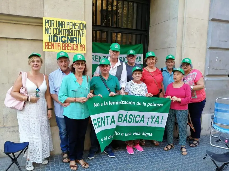 una concentraci&oacute;n de Renta B&aacute;sica frente a la Delegaci&oacute;n Territorial de Igualdad en M&aacute;laga. - Olmedilla