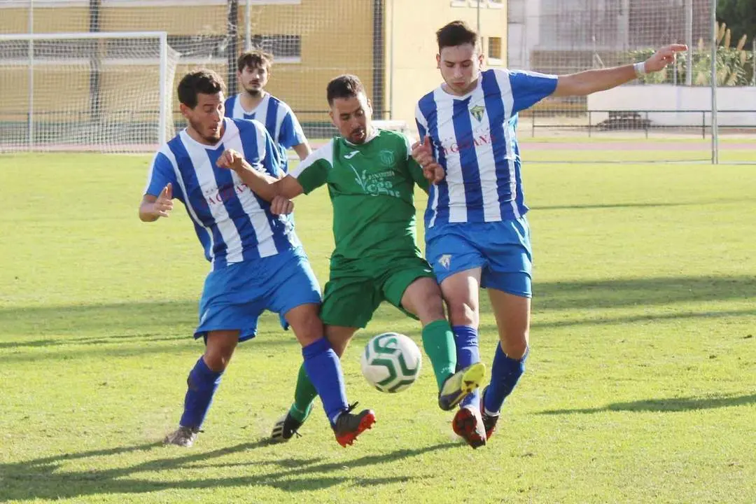 Pantic y Rafa presionan a un rival ante la mirada de Gallero - Ra&uacute;l J. Bustillos